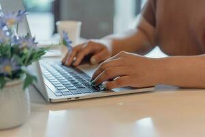 mujer trabajando mecanografía en teclado ordenador portátil computadora buscando información en teclado cerca arriba. tecnología digital, en línea comunicación, trabajando desde hogar, trabajo independiente, comercio electrónico, foto