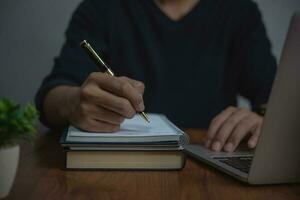 empresario trabajando a escritorio, utilizando bolígrafo y papel a escritura y planificación tomar notas conceptos negocio organización, o gestión, estrategia, comunicación. foto