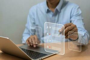 hombre elige cuestionario con caja, encuesta formar en línea, responder preguntas en el examen de prueba negocio Lista de Verificación y relleno encuesta formar en línea utilizando tecnología para educación, aprendiendo. foto