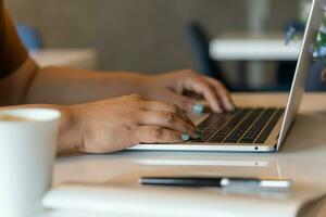 mujer trabajando mecanografía en teclado ordenador portátil computadora buscando información en teclado cerca arriba. tecnología digital, en línea comunicación, trabajando desde hogar, trabajo independiente, comercio electrónico, foto