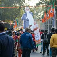 nueva delhi, india - 16 de enero de 2023 - el primer ministro narendra modi se cortó durante el road show de bjp, la estatua de pm modi mientras asistía a un gran mitin electoral en la capital foto