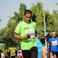 nuevo Delhi, India - mayo dieciséis 2023 - vedanta Delhi medio maratón carrera después codicioso en cuales maratón Participantes acerca de a cruzar el terminar línea, Delhi medio maratón 2022 foto