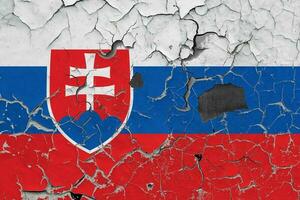 3d bandera de Eslovaquia en un antiguo Roca pared antecedentes. foto