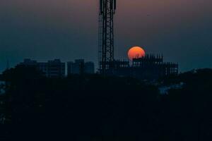 silueta de edificio durante puesta de sol foto