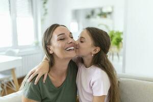 pequeño hija joven madre caras cámara web cerca arriba vista. adorable niño niña utilizar teléfono inteligente tener divertido con más viejo hermana haciendo selfie fotografía, vloggers grabar nuevo vlog, disfrutar gracioso actividad concepto foto