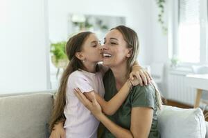 pequeño hija joven madre caras cámara web cerca arriba vista. adorable niño niña utilizar teléfono inteligente tener divertido con más viejo hermana haciendo selfie fotografía, vloggers grabar nuevo vlog, disfrutar gracioso actividad concepto foto