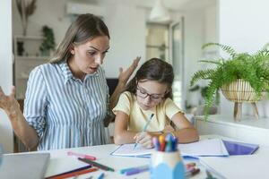 madre convirtiéndose frustrado con hija mientras que haciendo tarea. mamá hace el mejor profesor alguna vez. madre regaña un niño para pobre enseñanza y deberes a hogar foto