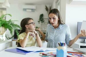 estresado madre y hija frustrado terminado fracaso tarea, colegio problemas concepto. triste pequeño niña mirando a madre, lo hace no querer a hacer aburrido deberes foto