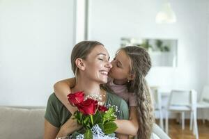 yo amor mi usted mamá. atractivo joven mujer con pequeño linda niña son gasto hora juntos a hogar, agradeciendo para hecho a mano tarjeta con amor símbolo y flores contento familia concepto. de la madre día. foto