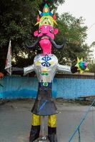 ravnans siendo encendido durante Dussera festival a ramleela suelo en Delhi, India, grande estatua de ravana a obtener fuego durante el justa de Dussera a celebrar el victoria de verdad por señor rama foto