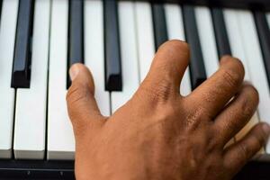 de cerca de piano llaves. piano negro y blanco llaves y piano teclado musical instrumento metido a el hogar balcón durante soleado día. foto