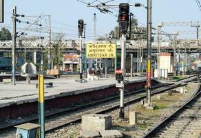 amritsar ferrocarril estación plataforma durante Mañana tiempo, amritsar ferrocarril estación bandera a amritsar, Punjab ferrocarril estación foto