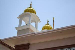 gurudwara sis ganj sahib es uno de los nueve gurdwaras históricos en la vieja delhi en india, sheesh ganj gurudwara en chandni chowk, frente al fuerte rojo en la vieja delhi india foto