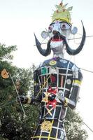 ravnans siendo encendido durante Dussera festival a ramleela suelo en Delhi, India, grande estatua de ravana a obtener fuego durante el justa de Dussera a celebrar el victoria de verdad por señor rama foto