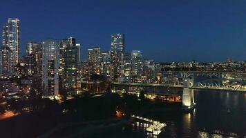 antenne visie Aan downtown van Vancouver Bij nacht, granville brug en false kreek video