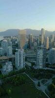 aéreo Visão do a arranha-céus dentro centro da cidade do Vancouver às alvorecer, Canadá video