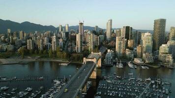 aéreo Visão em centro da cidade, granville ponte e falso Riacho dentro Vancouver video