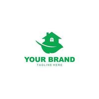 sencillo y elegante logo de verde hoja y casa vector