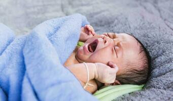 medio cuerpo Disparo de un bebé dormido en un cama. foto