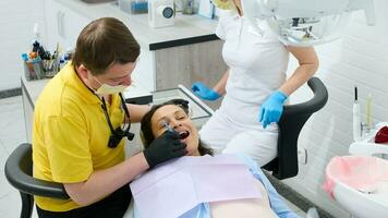 hembra embarazada paciente, grávido mujer consiguiendo dental examen en del dentista oficina. odontología y el embarazo concepto foto