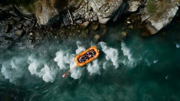 aéreo parte superior ver extremo deporte kayac paño montaña río con Dom ligero. canotaje, agua Blanca kayak foto