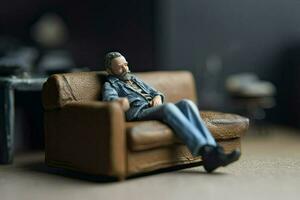 pensativo hombre sentado Sillón en miniatura estilo. cómodo asiento. concepto de conveniencia creado con generativo ai tecnología foto