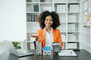 africano mujer trabajando con casa modelo real inmuebles agente y cliente que se discute para contrato a comprar casa, seguro o préstamo real inmuebles consultar sobre hipoteca préstamo oferta foto