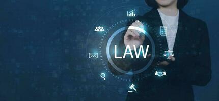 asesoramiento legal en línea, concepto de derecho laboral, capa o notario que trabaja para una empresa comercial. foto