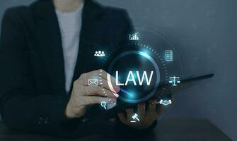 asesoramiento legal en línea, concepto de derecho laboral, capa o notario que trabaja para una empresa comercial. foto