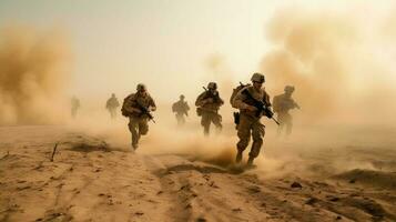 un grupo de soldados avanzando a través de un estéril y Desierto foto