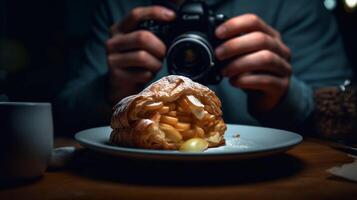 disfrutando un mordedura de un manzana Rotación, capturar su deleite y el capas de escamoso Pastelería y dulce manzana relleno, ai generado foto