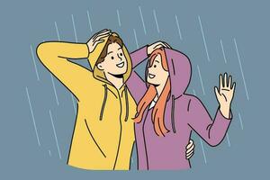 contento Pareja soportes en lluvia en impermeable campanas y abrazos alegría a nublado clima y primero otoño aguacero. alegre hombre y mujer caminando en lluvia durante fecha o teniendo romántico conversacion vector