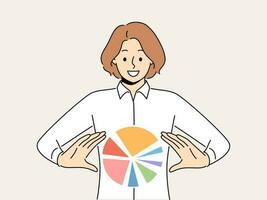 sonriente mujer de negocios con tarta gráfico diagrama en manos. contento hembra empleado con circulo diagrama. negocio analítica y Estadísticas. vector ilustración.