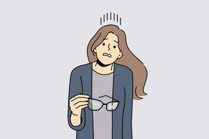 mujer con roto lentes en manos hace confuso cara no conocimiento cómo a resolver visión problema. descuidado niña sostiene lentes con agrietado vaso y necesidades a Vamos a optometrista o comprar contacto lentes vector