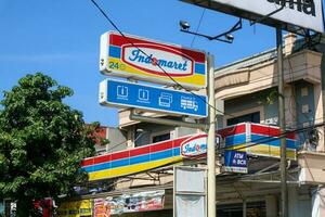 wonosobo, Indonesia - abril 5 5 2023 - un mini mercado marca ese proporciona diario artículos de primera necesidad de vida. pt indomarco prismatama o indomaret es un cadena de Al por menor conveniencia historias. foto