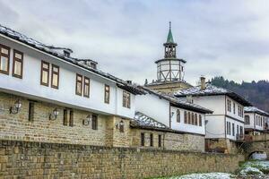 nacional renacimiento búlgaro arquitectura. el famoso puente y casa en el arquitectónico complejo en prueba, Bulgaria. foto