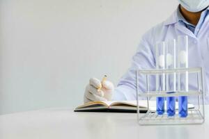 Ciencias innovador masculino médico o científico laboratorio investigador realiza pruebas con azul líquido en laboratorio. equipo Ciencias experimentos tecnología coronavirus covid-19 vacuna investigación foto