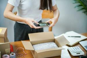 asiático mujer preparando paquete entrega caja Envío para compras en línea entrega correo Servicio personas y envío concepto foto