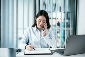 mujer de negocios contador analizando inversión foto