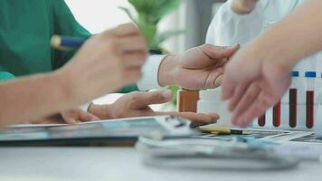 medizinisch Technologie Netzwerk Mannschaft Treffen Konzept. Arzt Hand Arbeiten Clever Telefon modern Digital Tablette Laptop Computer Grafik Diagramm Schnittstelle, Sonne Balken bewirken Foto video