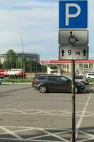 Sankt Petersburgo Rusia - 07 13 2023 cerca arriba ver de estacionamiento para discapacitado personas signo. foto