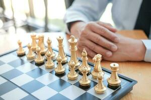 empresario jugar con ajedrez juego. éxito administración concepto de negocio estrategia y táctica desafío. foto