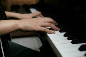 hermosa mujer jugando piano, aprender a jugar piano. foto