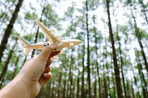 Sueños de viaje. mano participación avión juguete modelo. avión tomando vuelo y quitarse foto