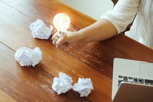 idea de negocio persona participación ligero bulbo concepto creatividad con bombillas foto