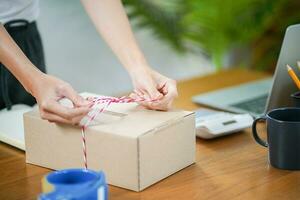 asiático mujer preparando paquete entrega caja Envío para compras en línea entrega correo Servicio personas y envío concepto foto