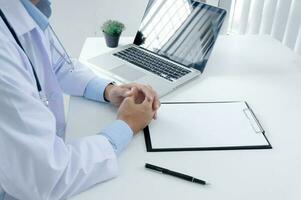 profesional médico médico en blanco uniforme vestido Saco entrevista consultante paciente foto