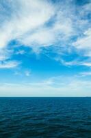 hermosa mar con el cielo foto