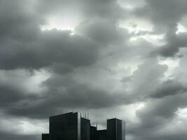 un Clásico antiguo edificio con oscuro nubes en el cielo, ai generación. foto