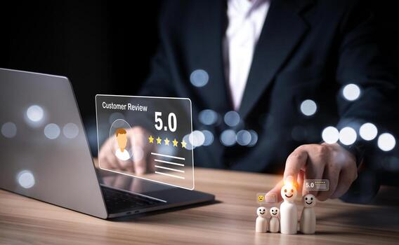 empresario mano conmovedor en sonriente de madera muñeca con cinco estrella para realimentación revisión satisfacción servicio, cliente Servicio experiencia y negocio satisfacción encuesta, hora y CEO concepto. foto